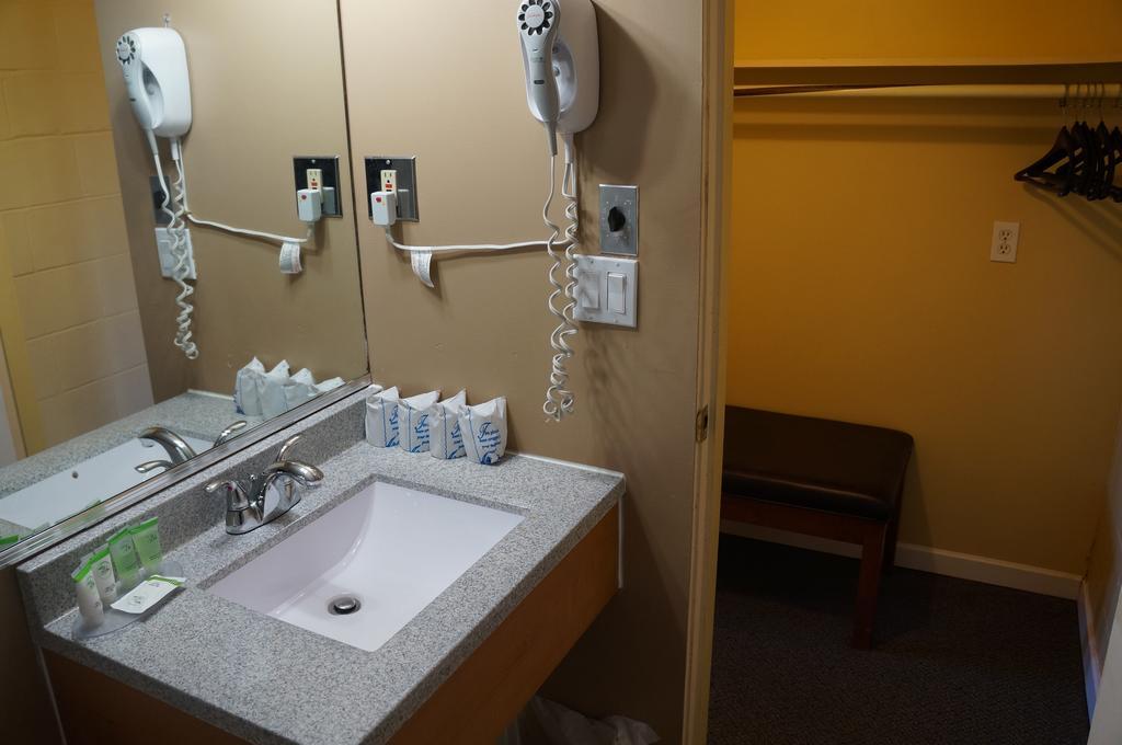 Westward Inn & Suites Langley Esterno foto