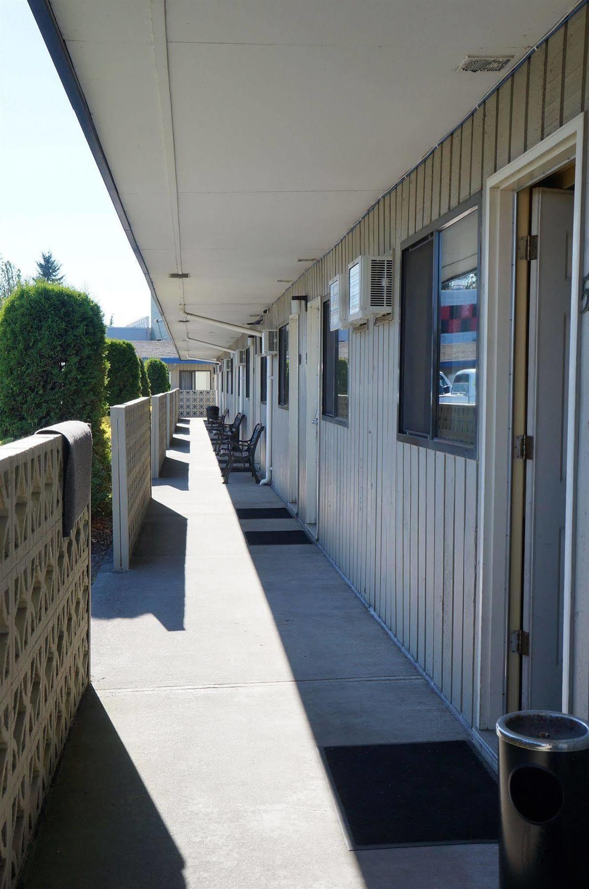 Westward Inn & Suites Langley Esterno foto